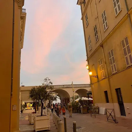 33 On The Old Historic Senate Square * Ницца