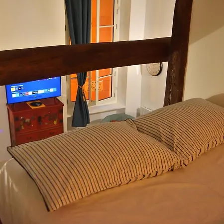 33 On The Old Historic Senate Square *