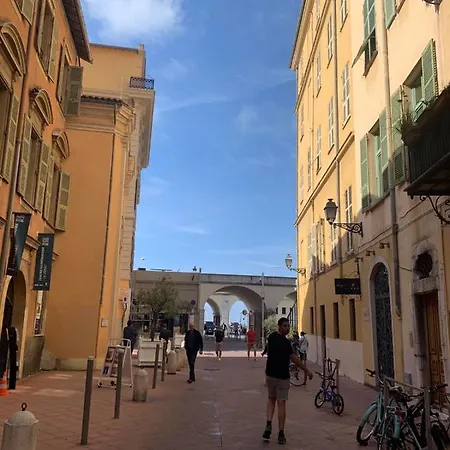 33 On The Old Historic Senate Square *