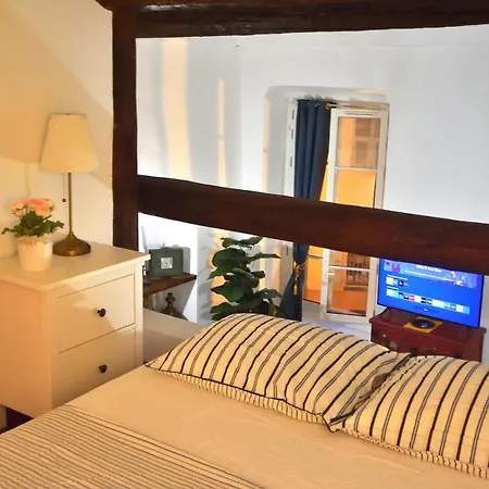 33 On The Old Historic Senate Square