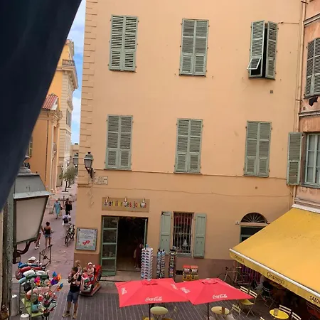 33 On The Old Historic Senate Square