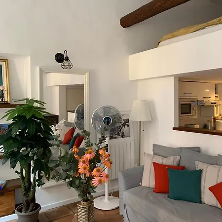 33 On The Old Historic Senate Square