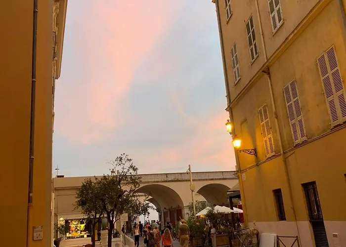 33 On The Old Historic Senate Square * Nizza